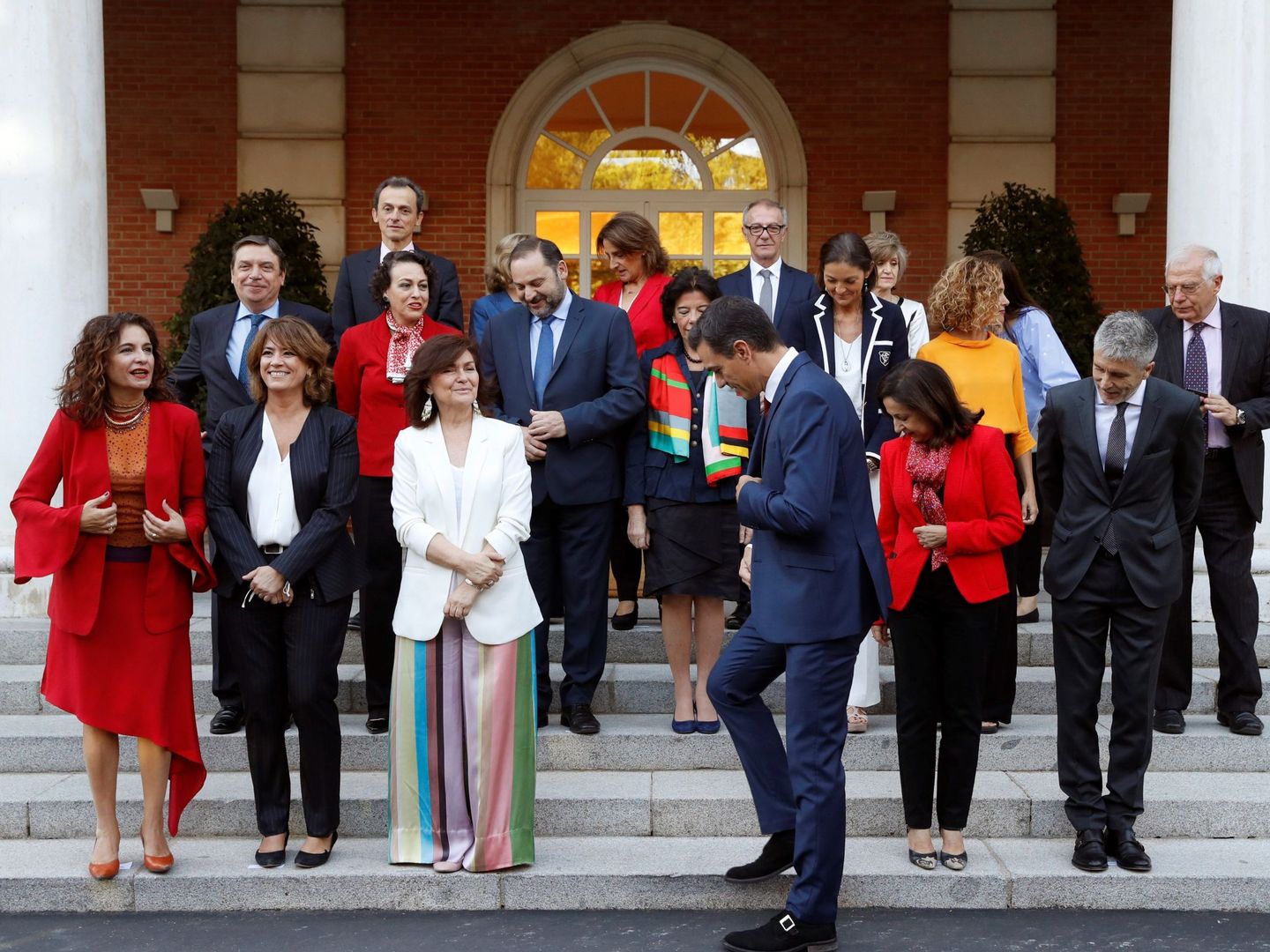 Pedro Sánchez se incorpora a la foto de familia de su Consejo de Ministros tras la entrada en él de Luisa Carcedo como titular de Sanidad, el 5 de octubre de 2018 en la Moncloa. (EFE)
