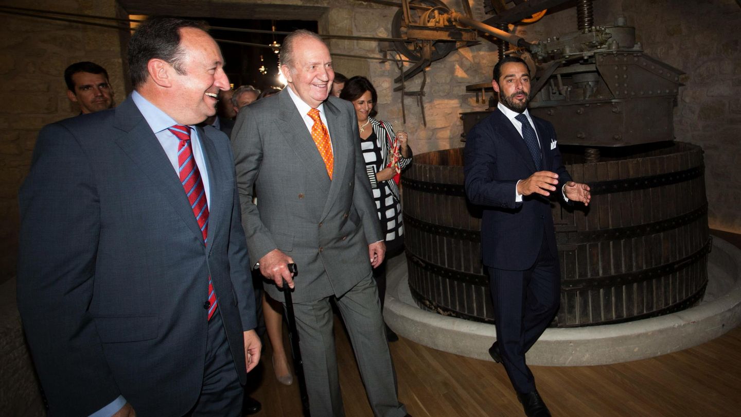 El presidente de Bodegas Marqués de Murrieta, Vicente Cebrián-Sagarriga, le muestra al rey Juan Carlos sus bodegas, en 2014. (EFE)