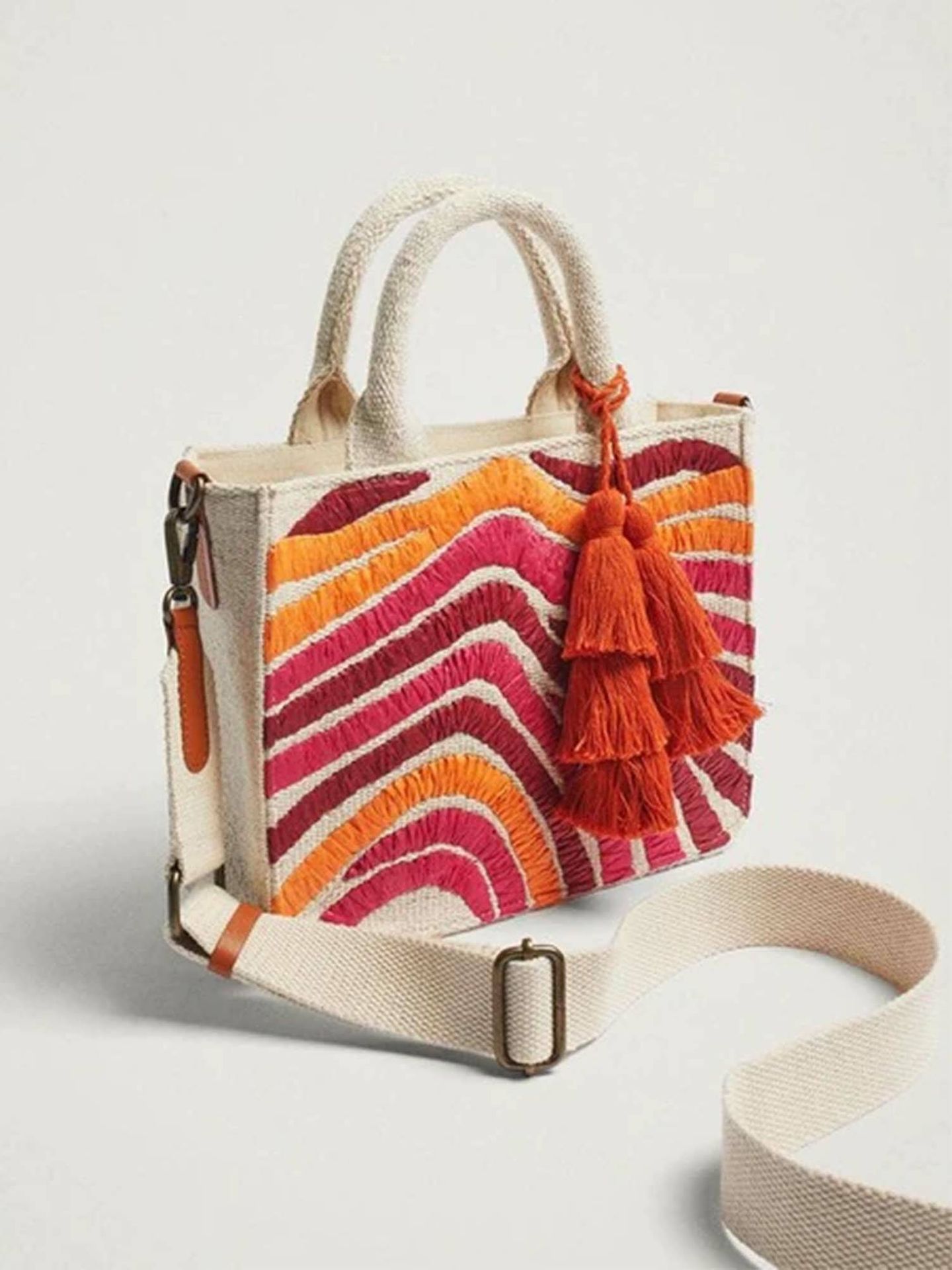 El bolso que combina con el vestido de Massimo Dutti. (Parfois/Cortesía)