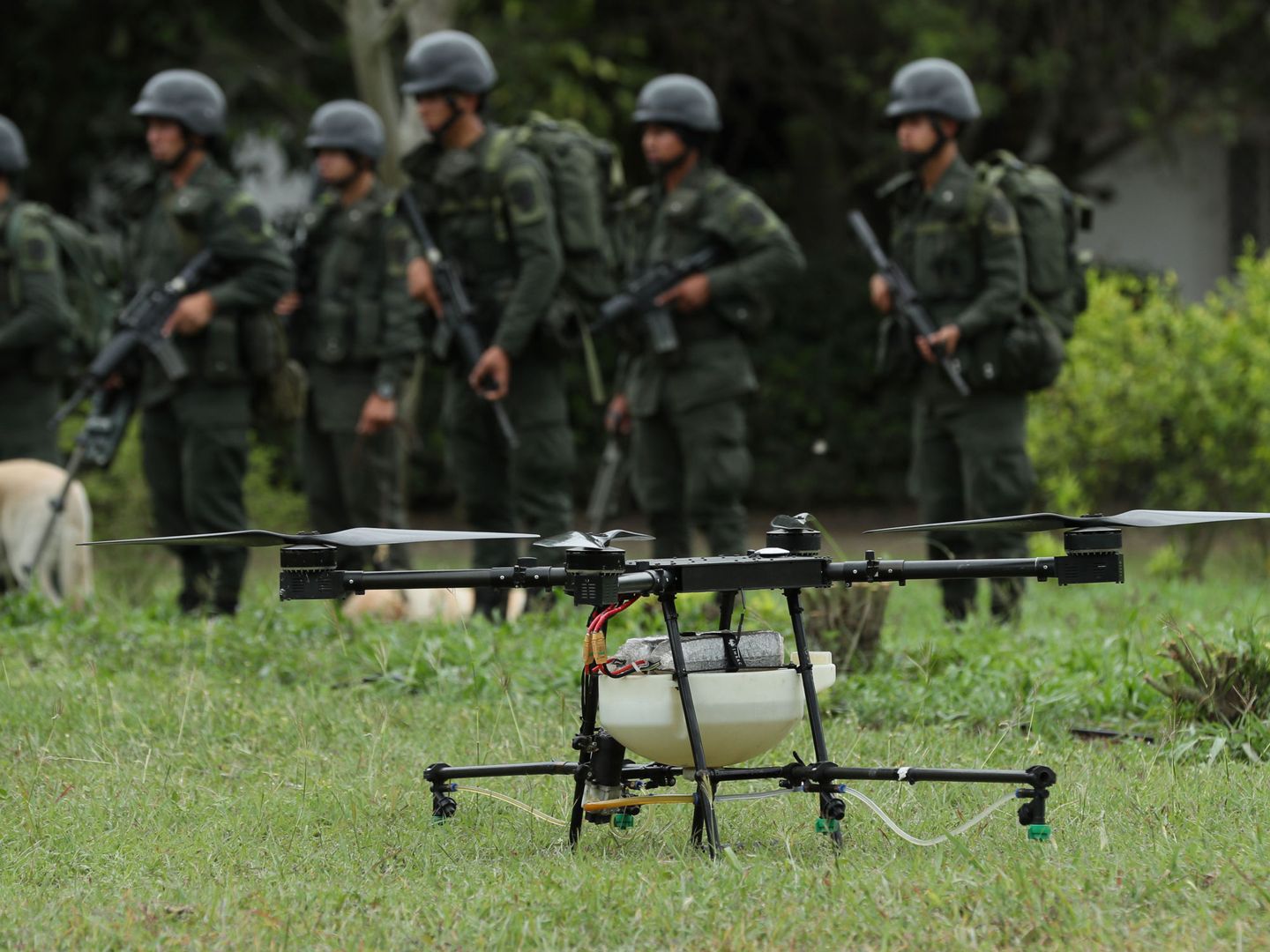 Un dron durante una prueba de fumigación de cultivos ilícitos en Colombia. (EFE)
