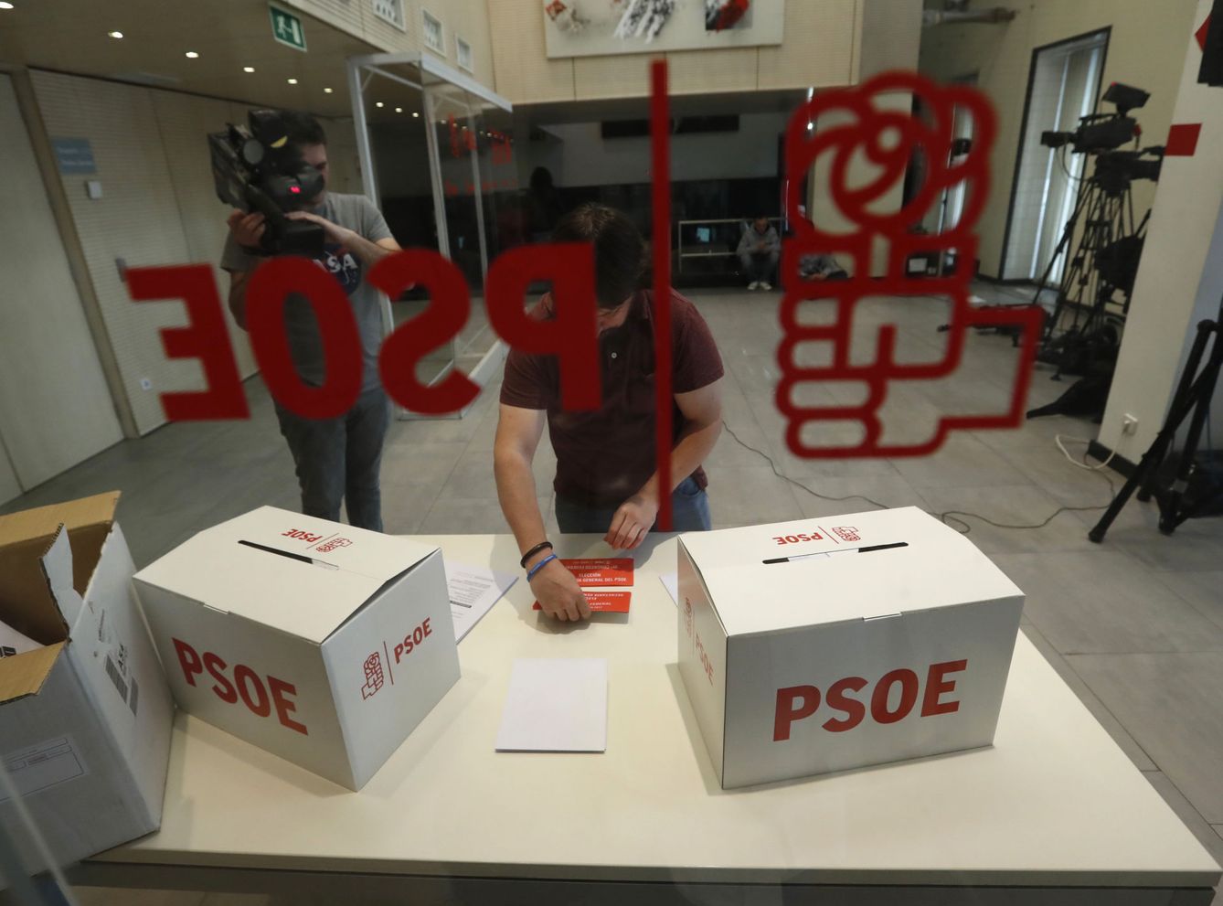 Urnas para votar en las primarias del PSOE. (EFE)