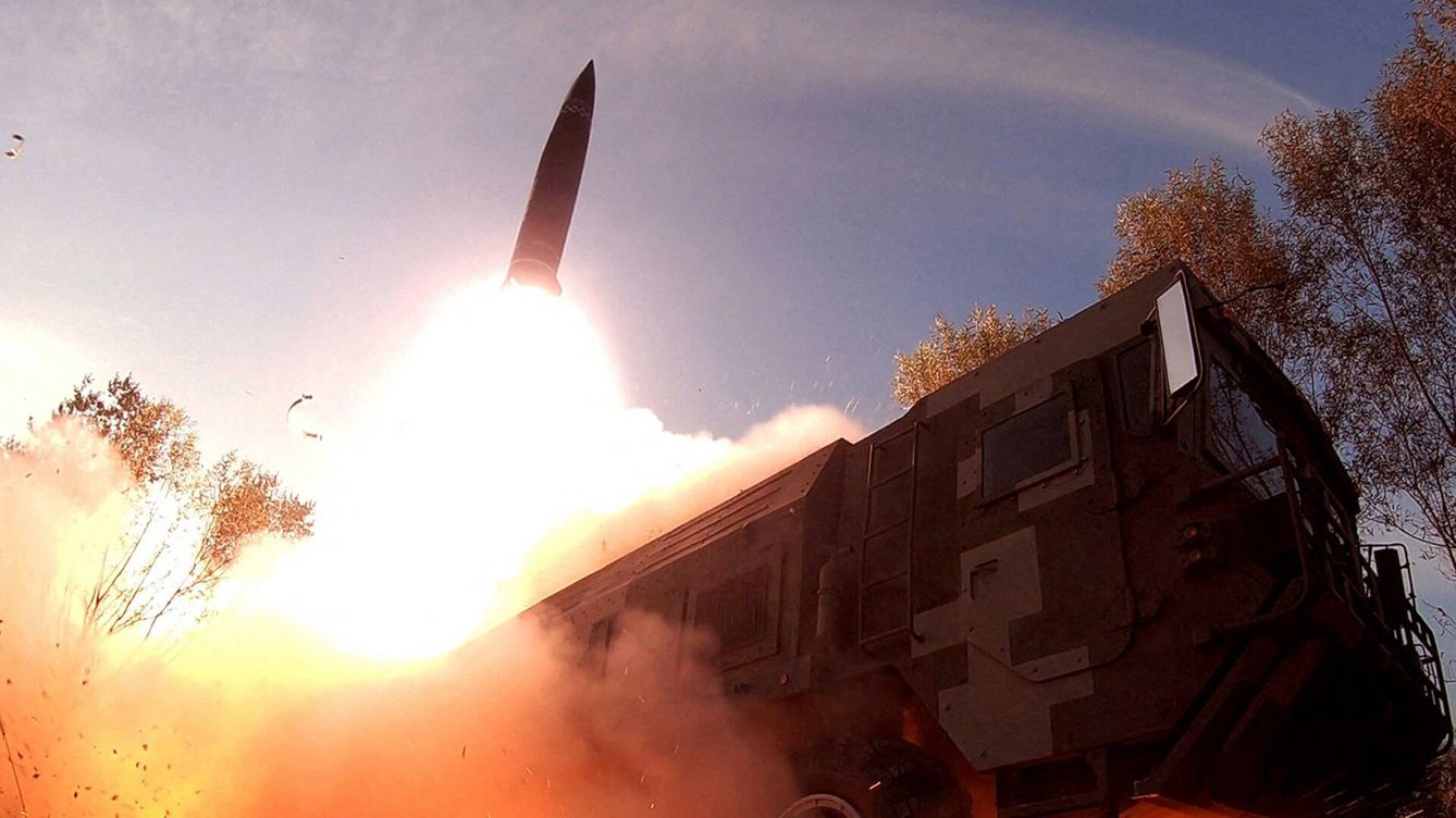 Foto: Lanzamiento de un misil balístico desde una plataforma móvil rusa.