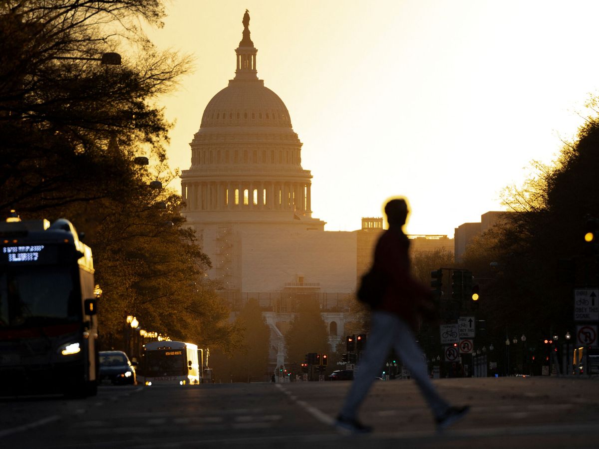 Foto: El sol se eleva sobre el Capitolio tras las elecciones de mitad de mandato en Washington. (Reuters/Tom Brenner)