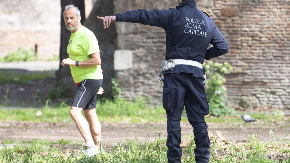 El alcalde italiano que regaña a quienes están en la calle: "Id a casa a jugar a la Play"