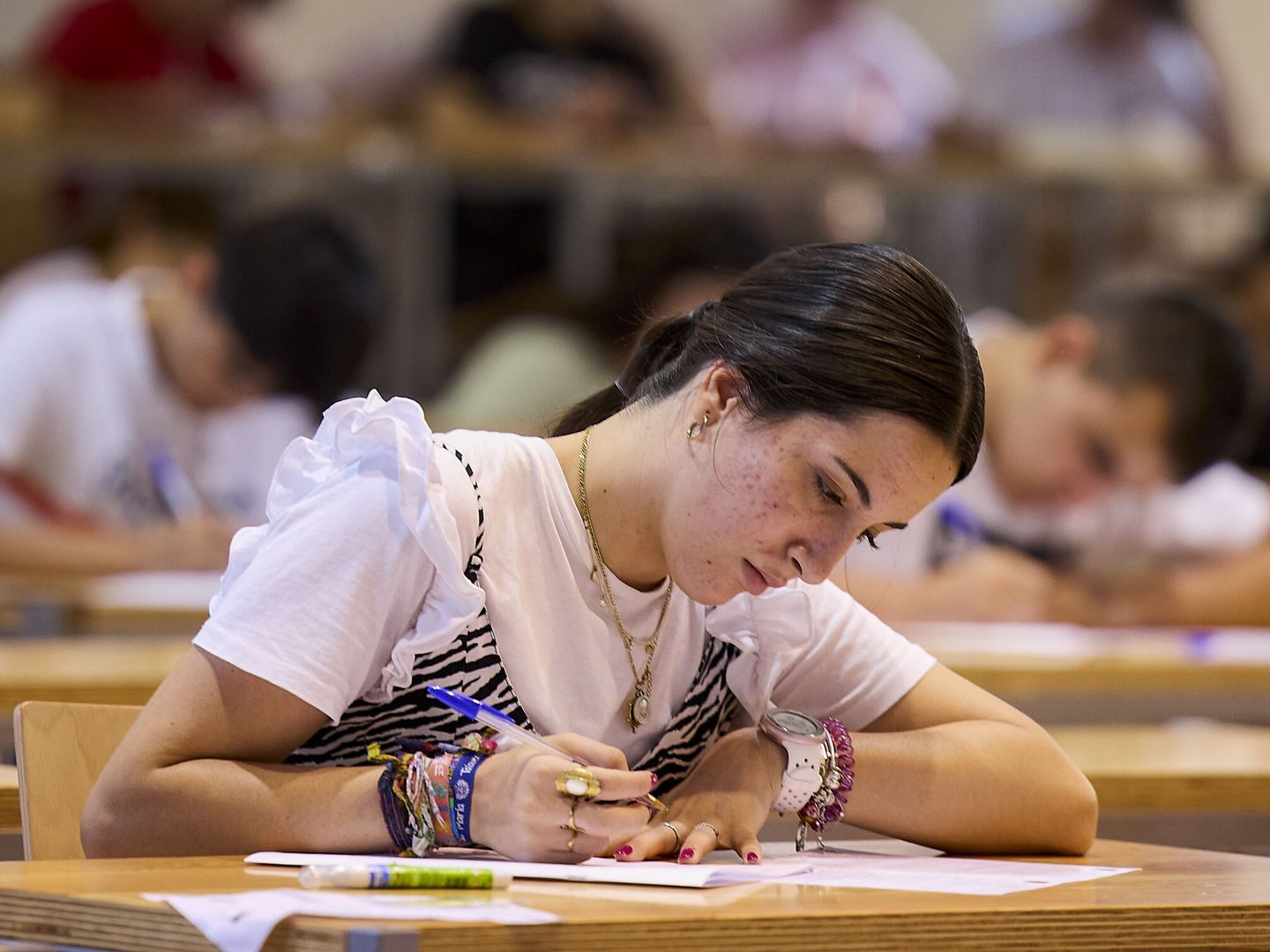 Una estudiante realiza las pruebas extraordinarias de la evaluación de acceso a la universidad (EvAU) en el distrito universitario de Castilla-La Mancha, en Talavera de la Reina. (EFE/Manu Reino)