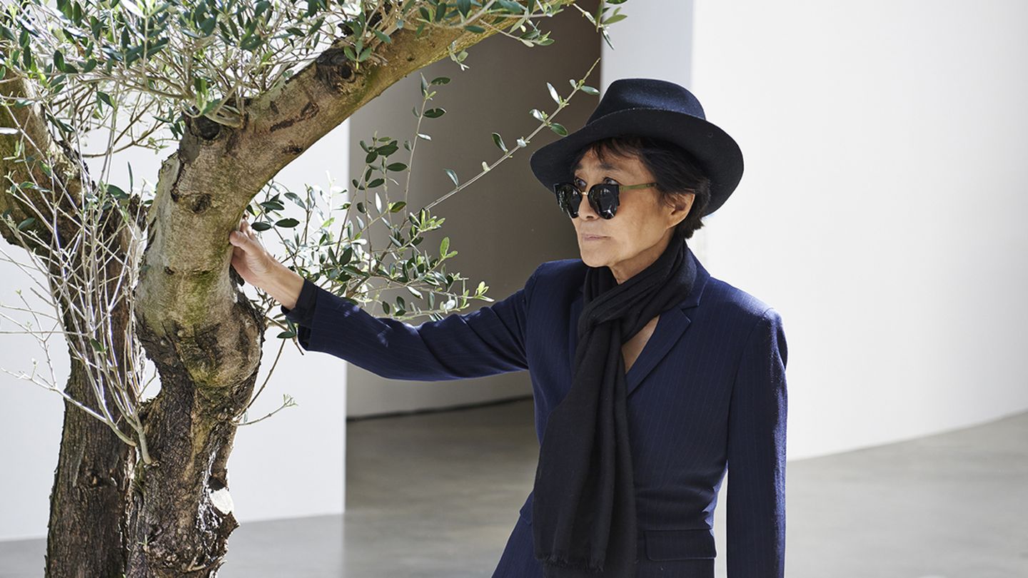 Yoko Ono, junto al árbol de los deseos, expuesto en el Guggenheim de Bilbao. (Guggenheim)