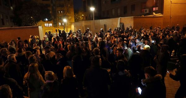 Foto: Protesta de vecinos de El Pozo del Tío Raimundo, Madrid. (EFE)