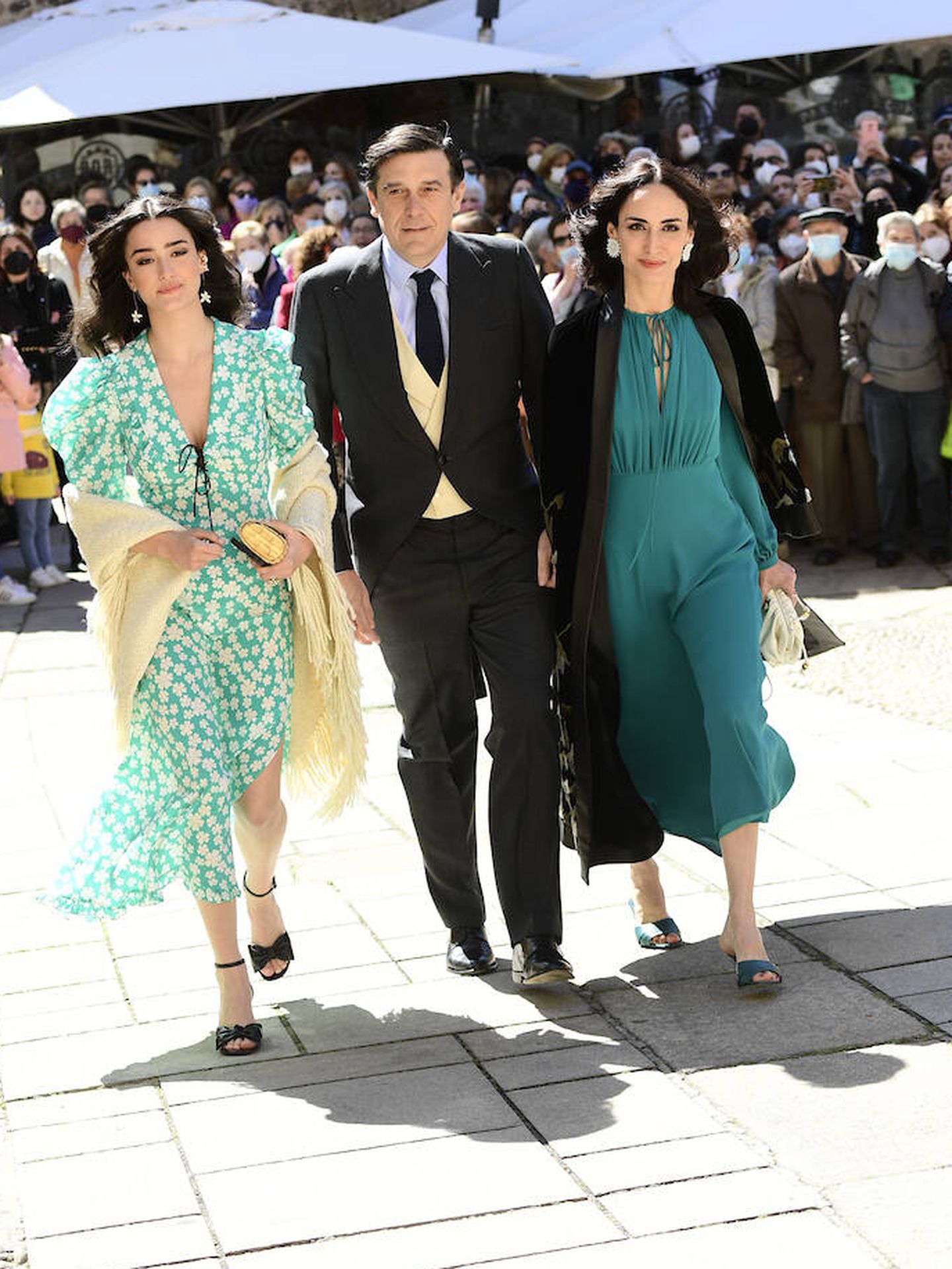 Manolo Falcó, su mujer Amparo Corsini y su hija mayor Mónica, llegando al enlace. (LP/JG)