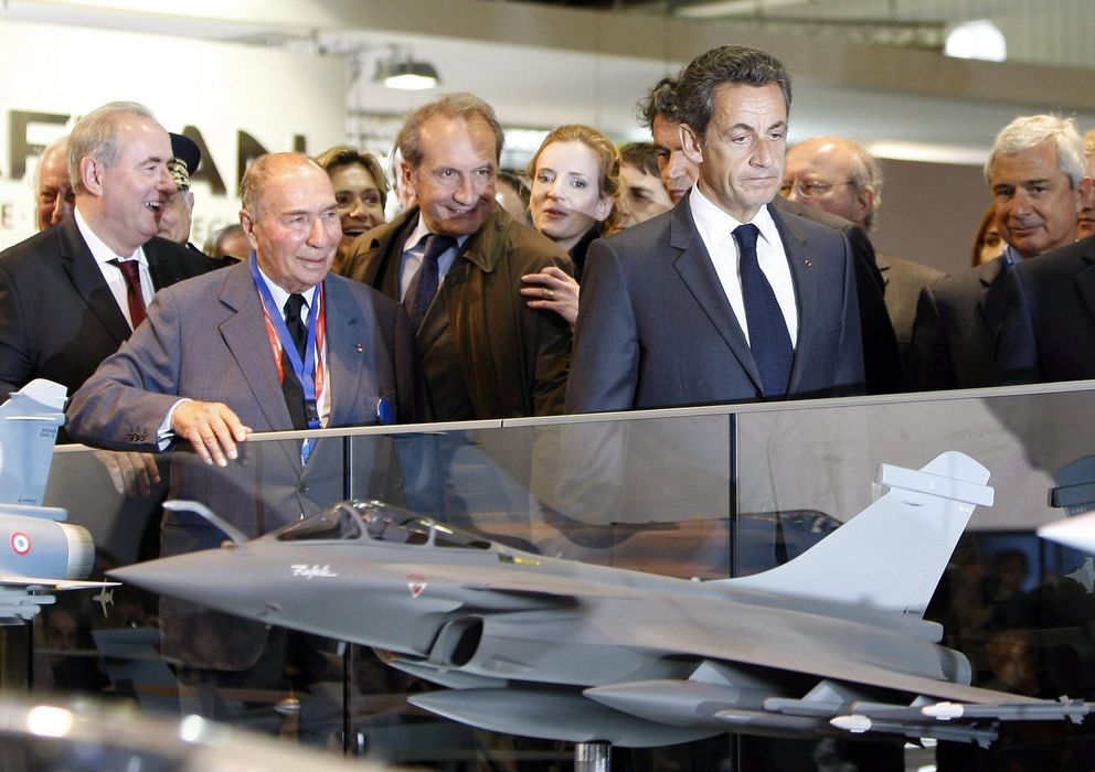 Foto: Nicolás Sarkozy (d), acompañado por Serge Dassault (2i) en una imagen de archivo (Efe).