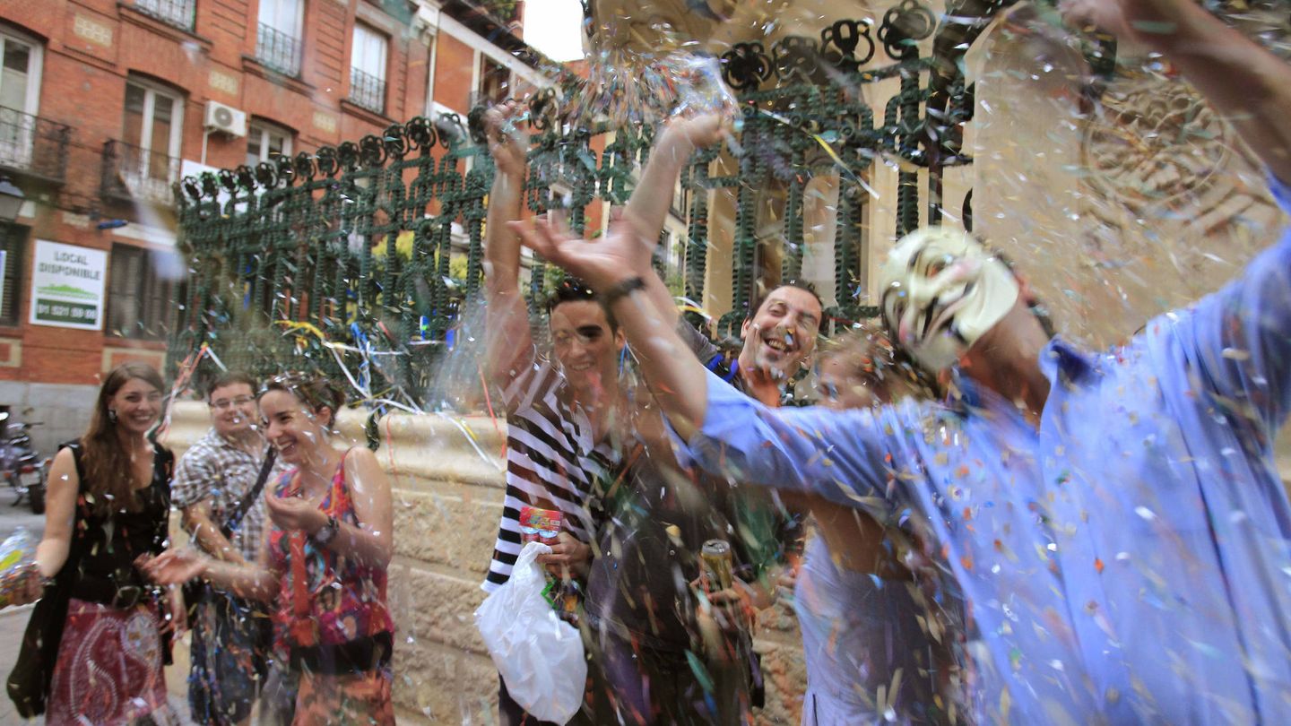 Celebraciones a la puerta del Palacio de Longoria tras los registros y las detenciones de la Operación Saga, en julio de 2011 (Efe)
