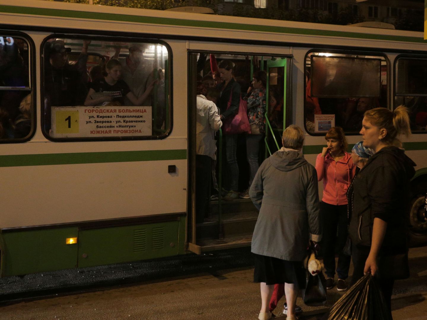 Autobuses destinados a las evacuaciones. (Reuters)