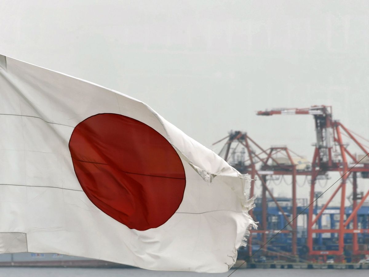 Foto: Bandera de Japón en el puerto de Tokio. (EFE/Franck Robichon)