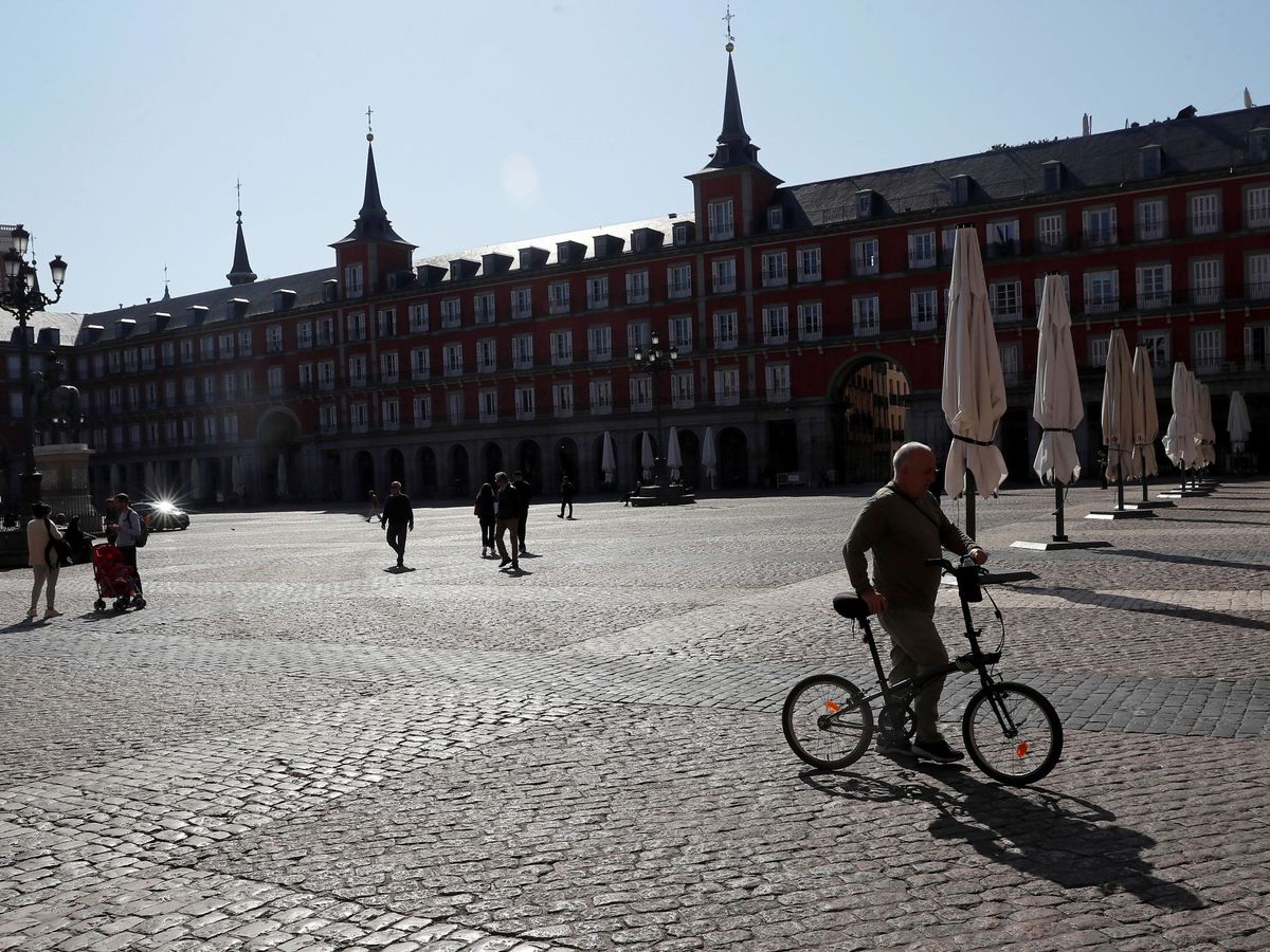 Foto: La Plaza Mayor de Madrid casi desierta este sábado. (EFE)