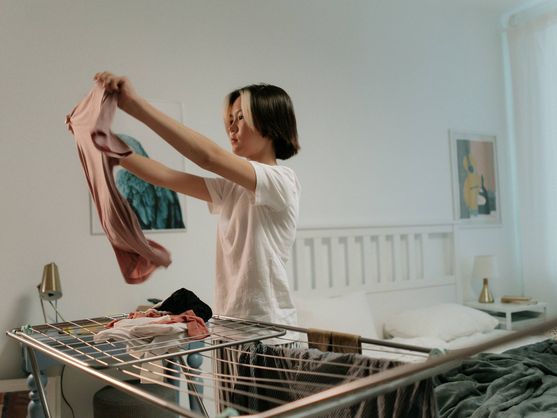 El sencillo truco para secar la ropa rápido en invierno sin usar secadora