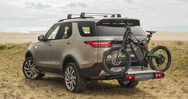 Foto: Land Rover Discovery y Bultaco Brinco Discovery Edition.