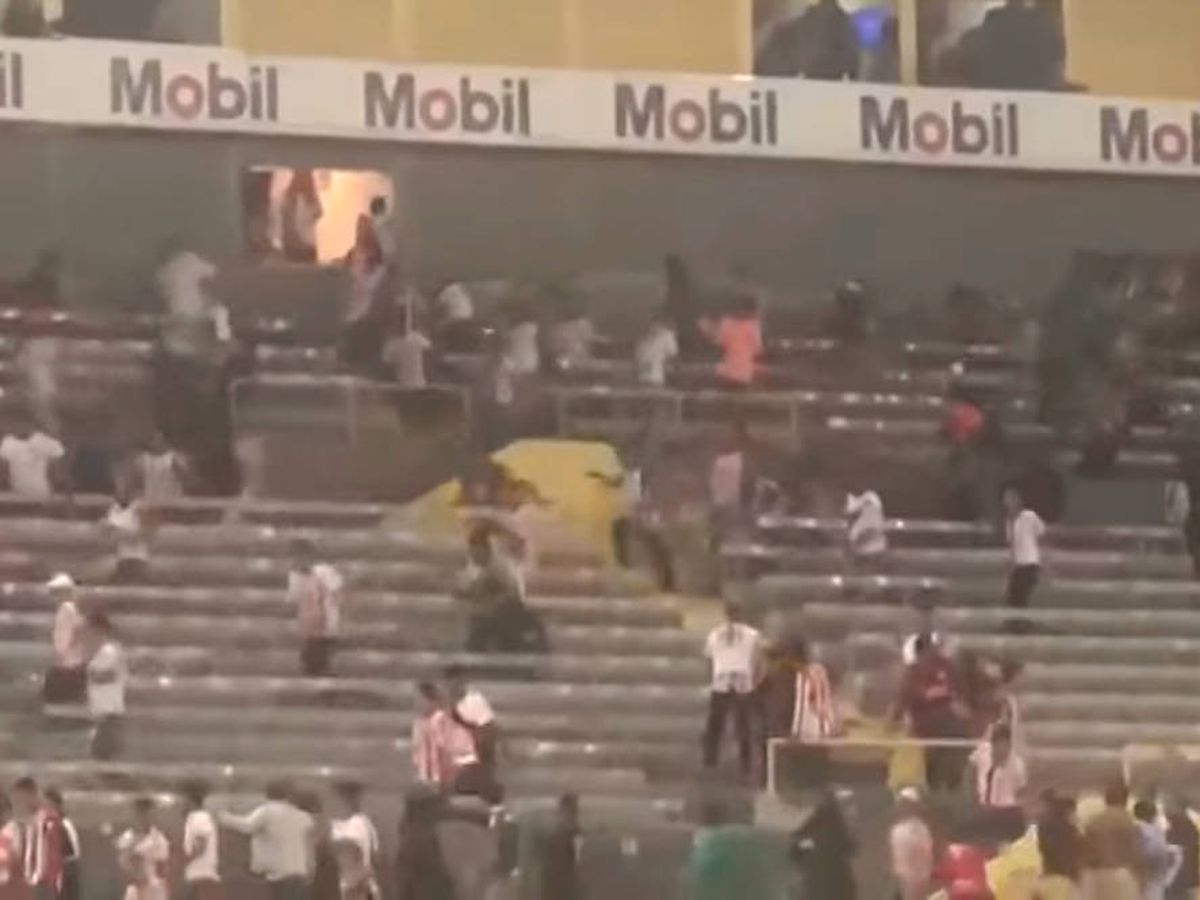 Foto: El Estadio Jalisco de Guadalajara fue escenario de una batalla campal (Foto: YouTube)