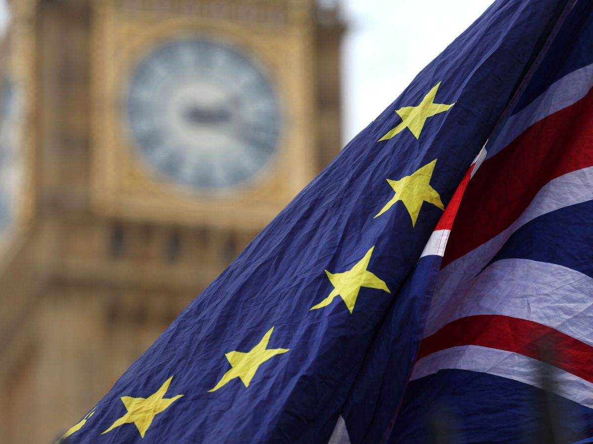 Foto: Bandera británica y de la UE con el Big Ben de fondo. (EFE/Andy Rain)
