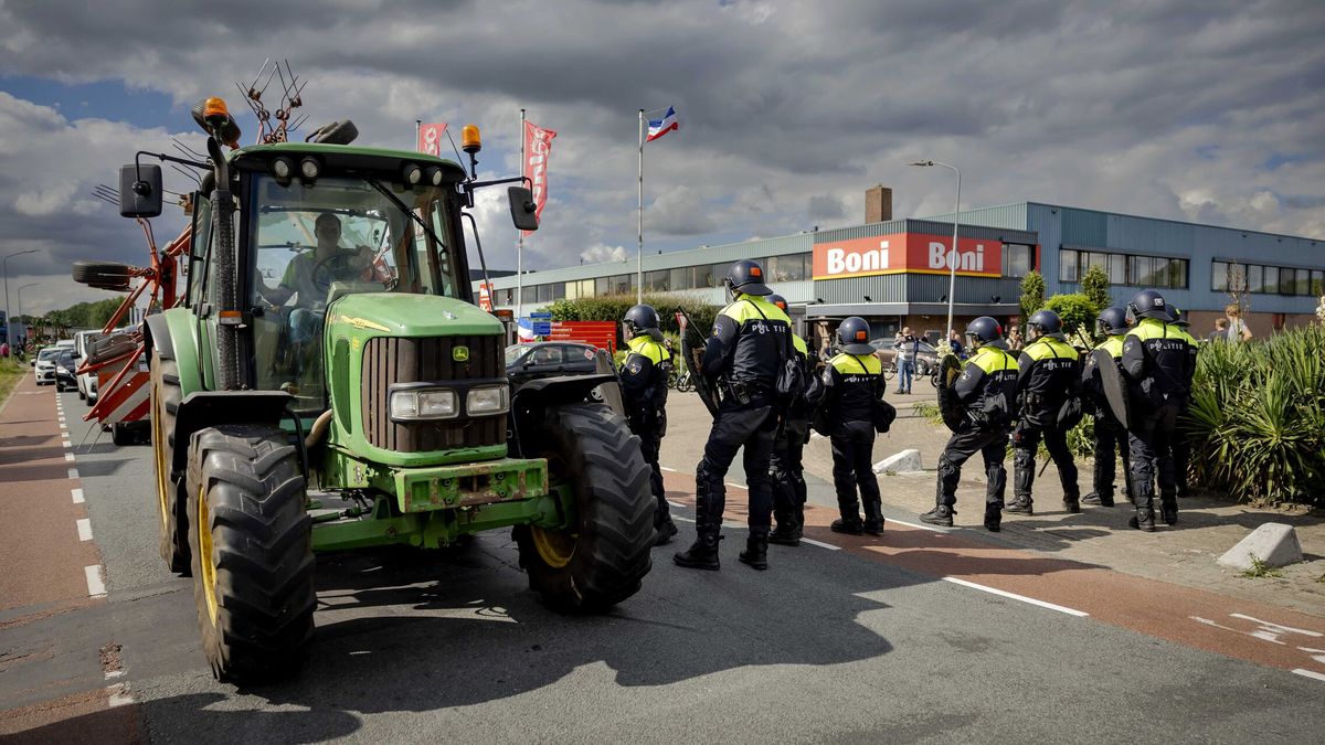 Policía neerlandesa dispara en protesta agrícola contra el cierre de granjas