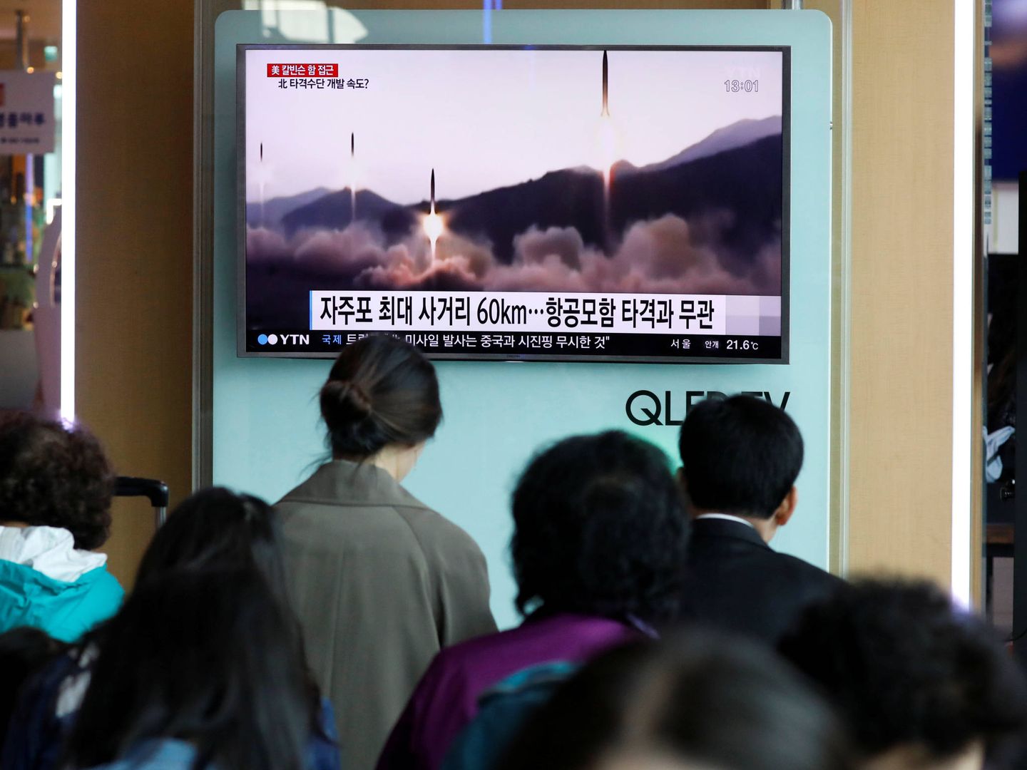 Surcoreanos siguen las noticias sobre un ensayo balístico de Corea del Norte, en Seúl. (Reuters) 