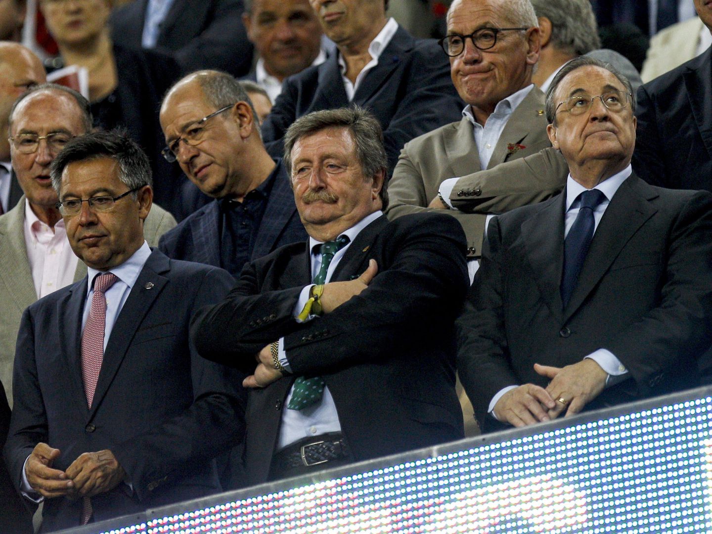 Josep Maria Bartomeu y Florentino Pérez, en el palco del Camp Nou, con el presidente en funciones de la REFF, Juan Luis Larrea, en medio. (EFE)