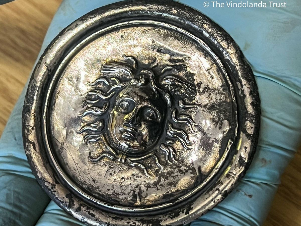 Foto: Medalla con grabado de Medusa. (Vindolanda Trust)