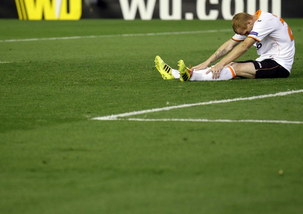 Foto: Mathieu reacciona después de fallar una ocasión con el Valencia (Reuters).