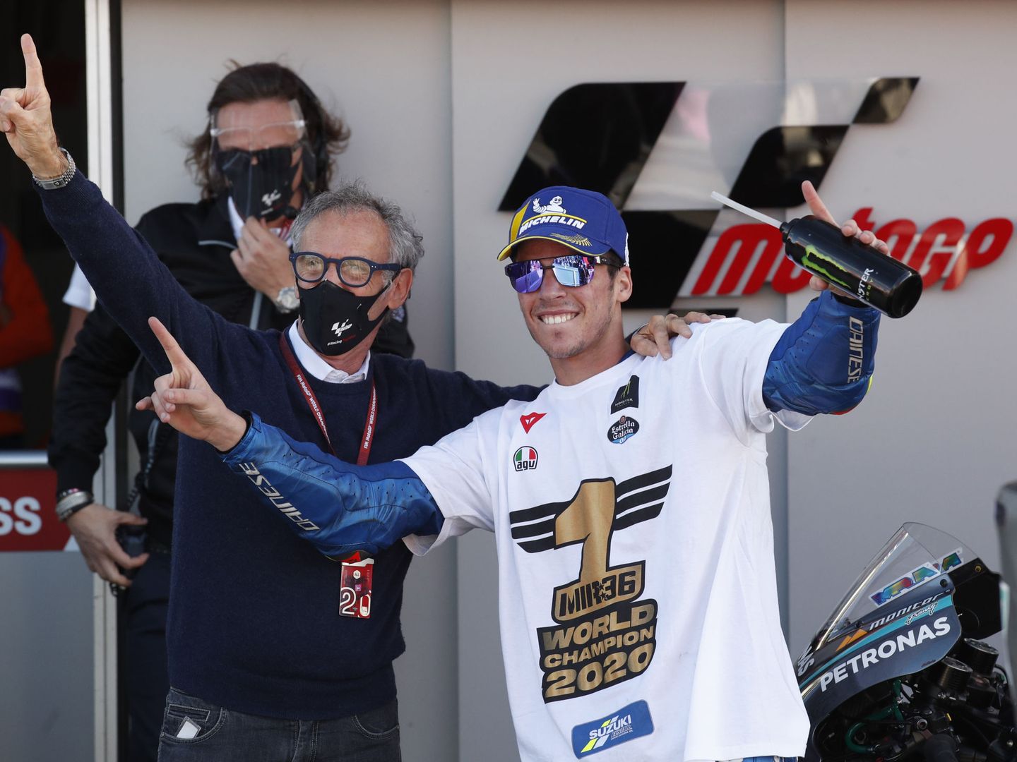  Mir celebra junto a Franco Uncini su triunfo en MotoGP. (Reuters)