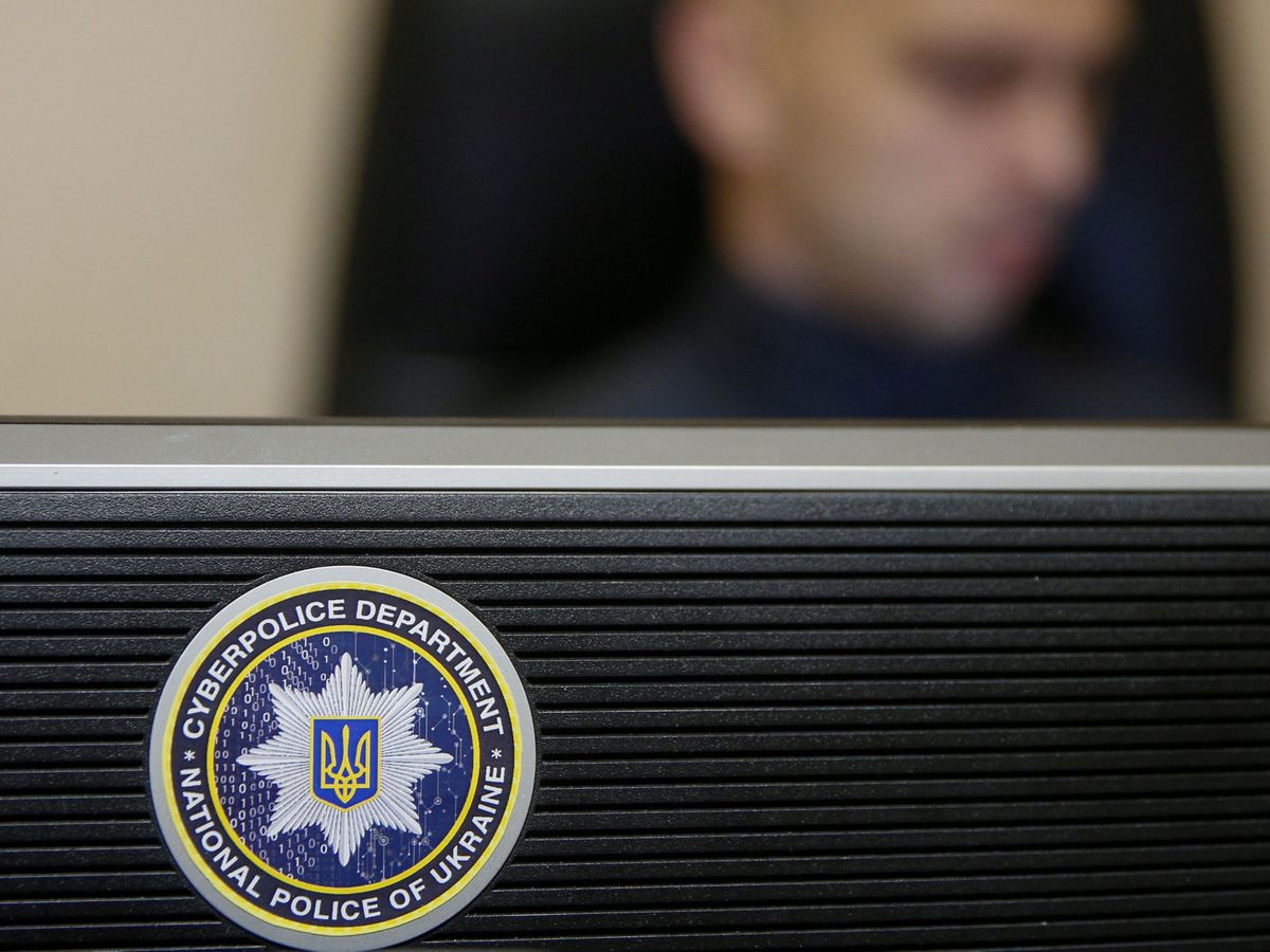 Foto: La ciberpolicía de Ucrania trabaja en su sede de Kieva. (Reuters/Valentyn Ogirenko)