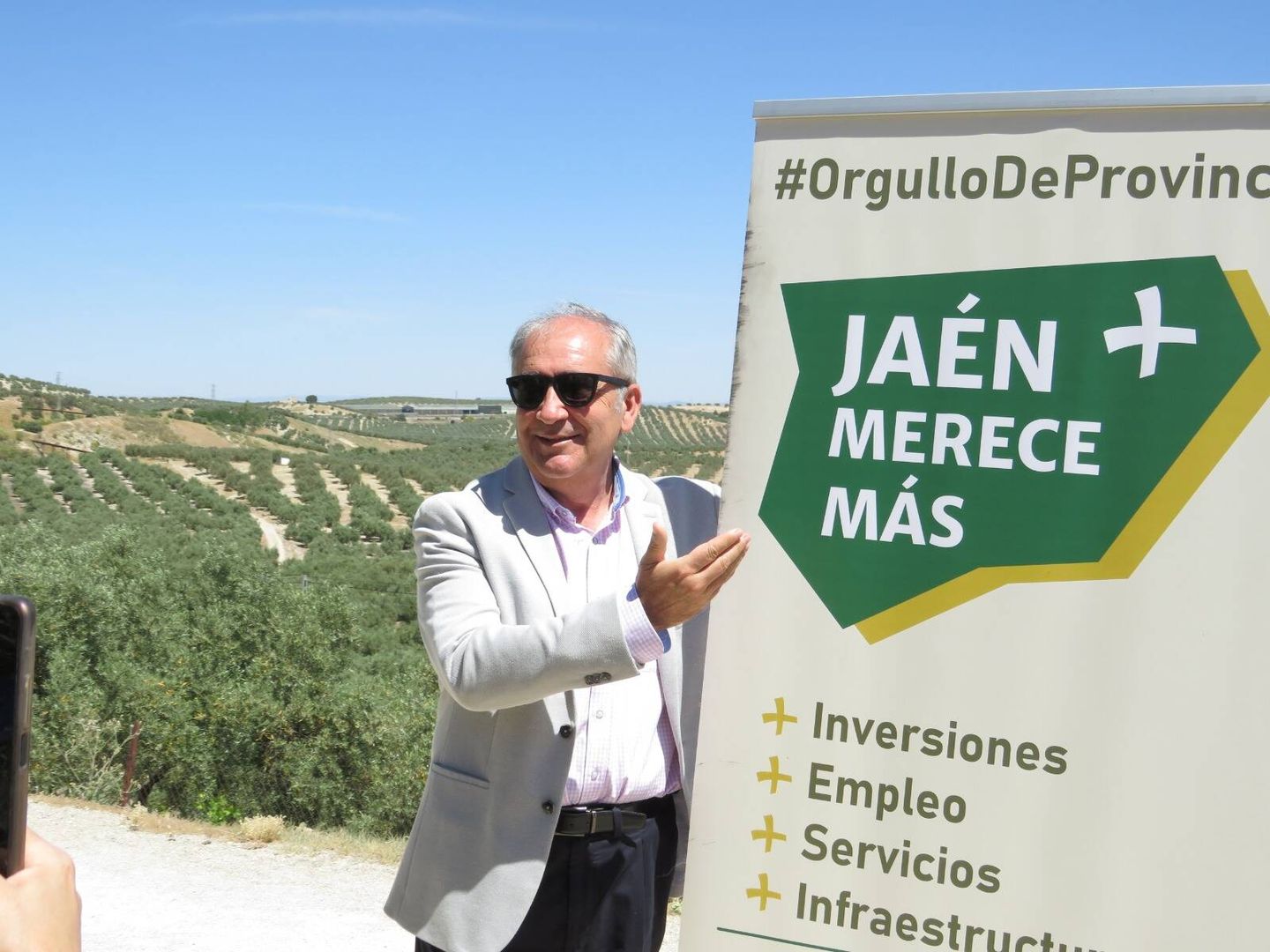 Antonio J. Sánchez-Cañete con un cartel de Jaén Merece Más. (Cedida)