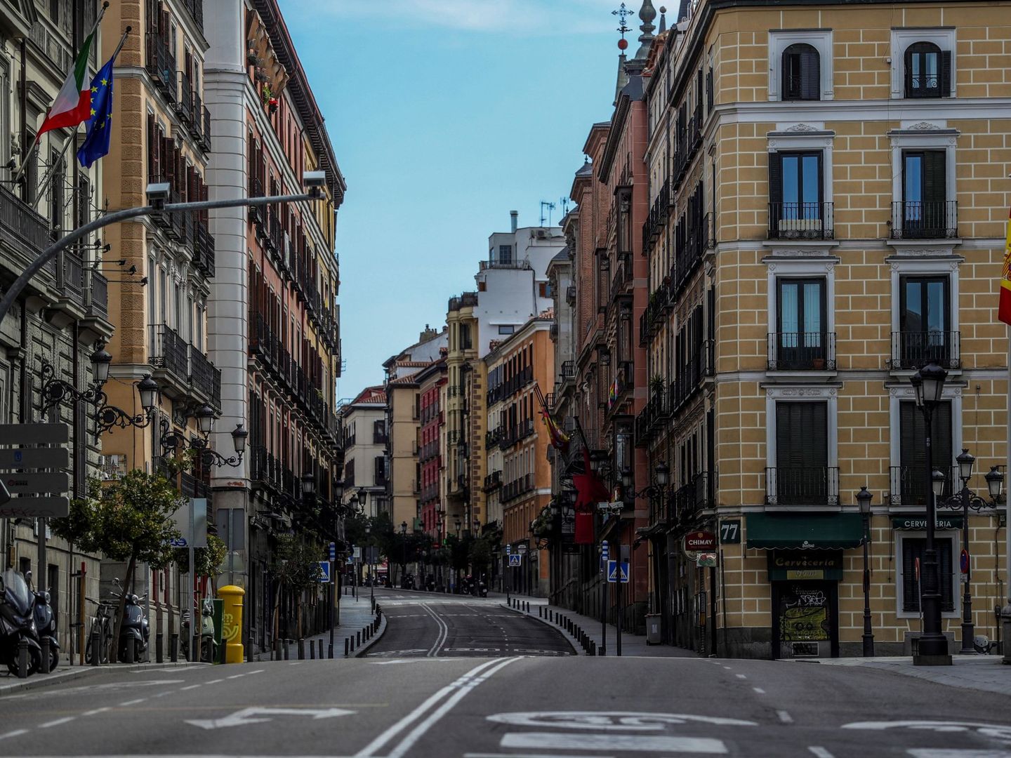 La calle Mayor de Madrid, completamente desierta. (EFE)