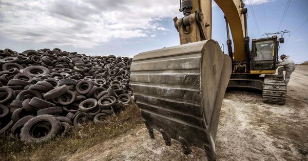 Foto: Una máquina excavadora trabaja en el verterdero de neumaticos de Seseña, en Castilla-La Mancha. (EFE)