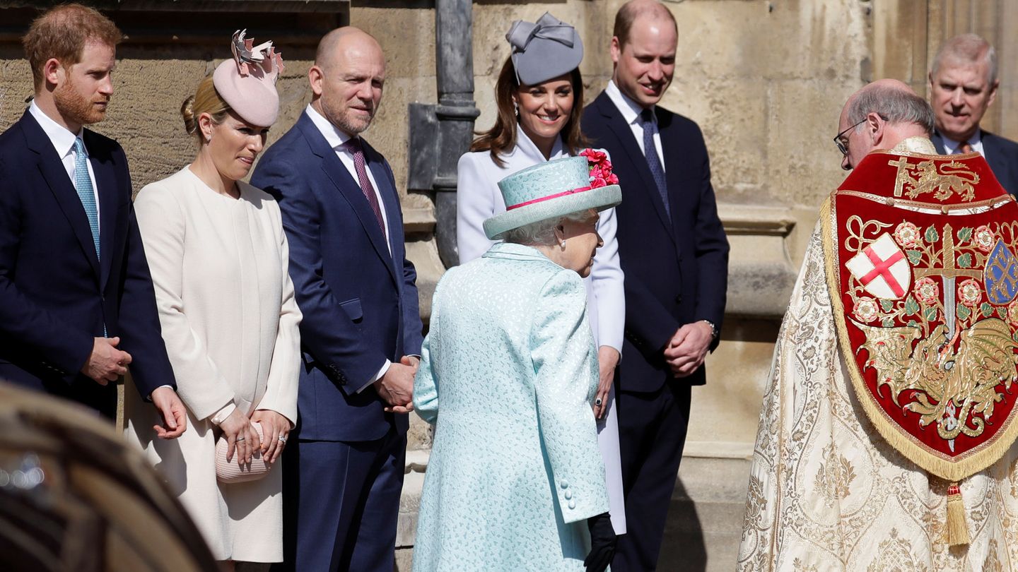 La reina Isabel II y su familia a su llegada a la capilla de San Jorge. (Reuters)