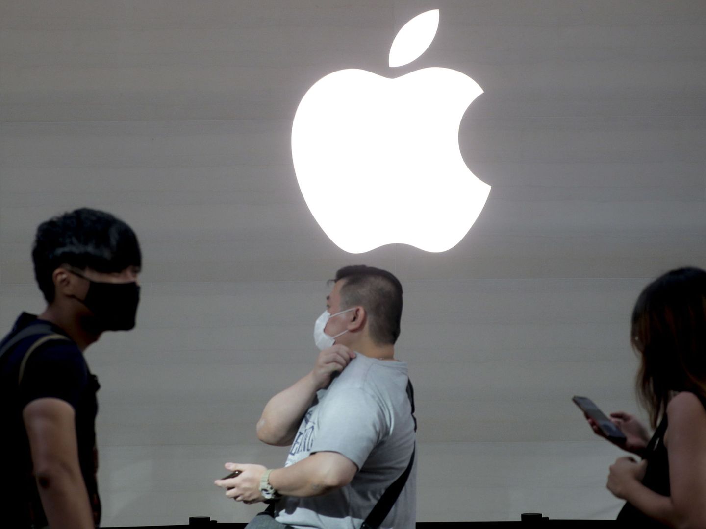 Compradores en una tienda de Apple. (Reuters)