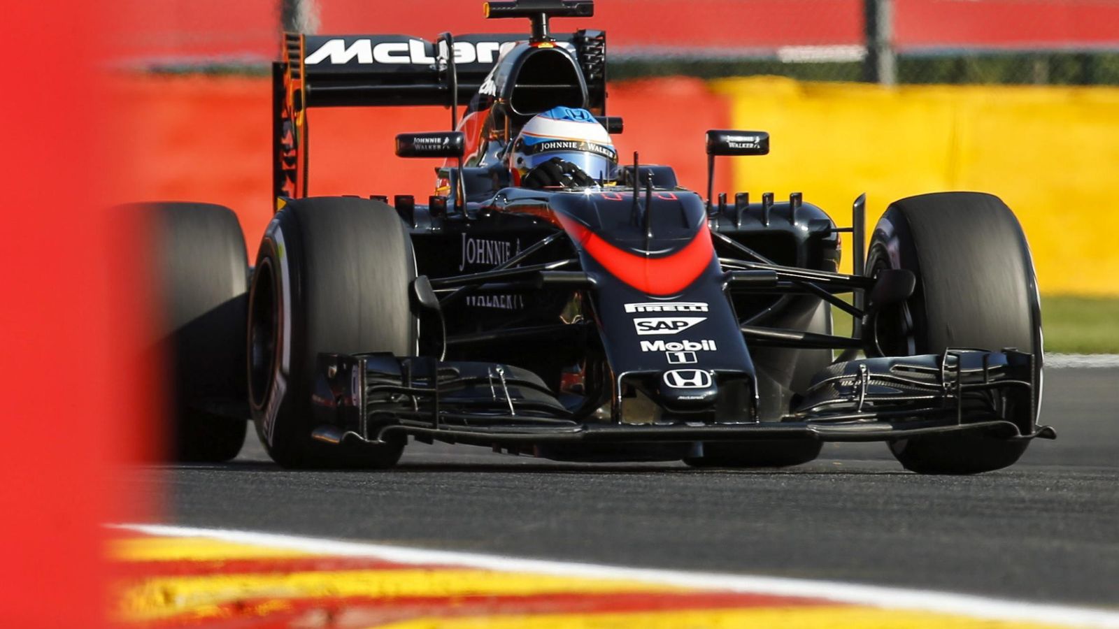 Foto: En la imagen, Fernando Alonso y su McLaren en unos entrenamientos (EFE)