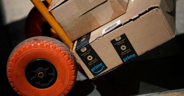Foto: Un repartidor de Amazon entrega varios paquetes | Reuters
