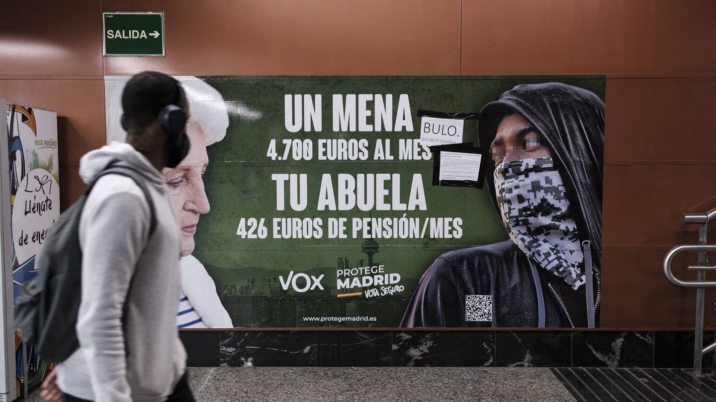 Cartel electoral de Vox en el Metro de Madrid. (Sergio Beleña)