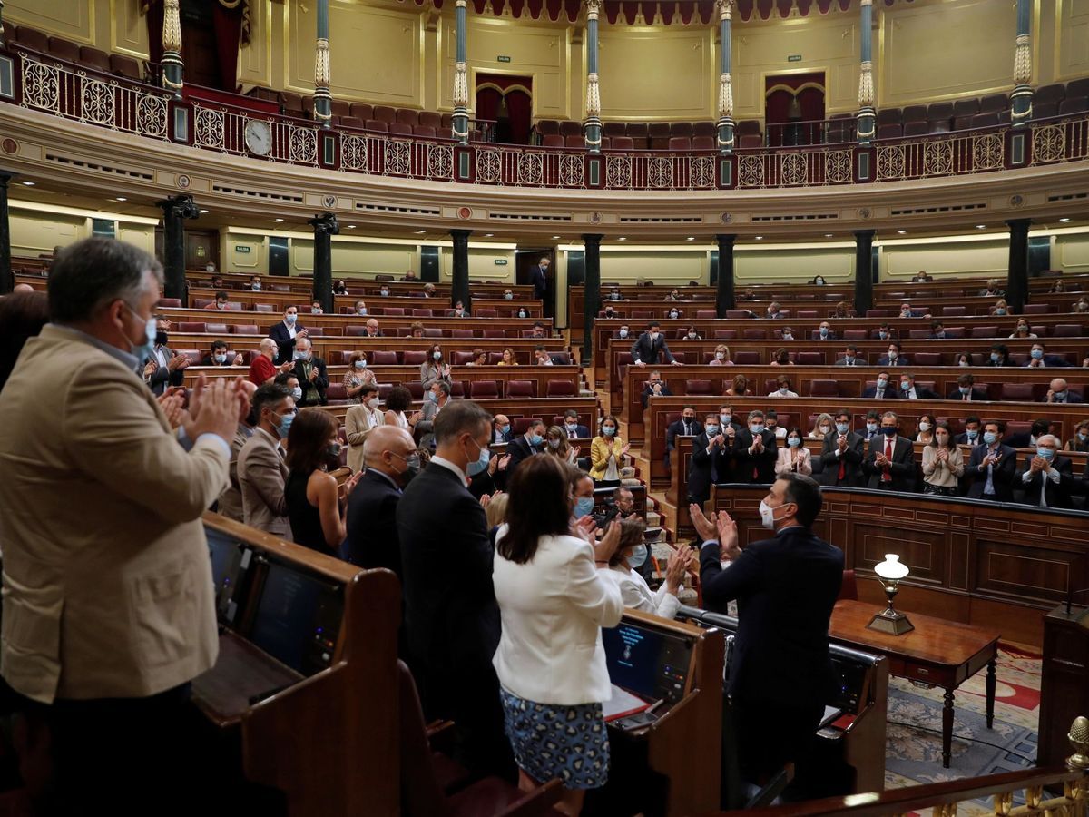 Foto: La bancada socialista al completo aplaude al presidente del Gobierno, Pedro Sánchez, este 29 de julio en el Congreso. (EFE)