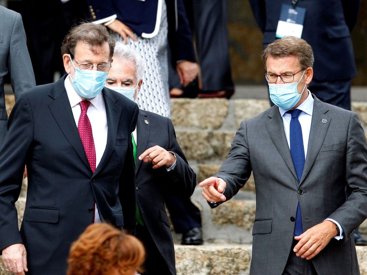 Foto: El expresidente del Gobierno Mariano Rajoy (i) y el presidente de la Xunta Alberto Núñez Feijoo durante su asistencia al II Foro La Toja-Vínculo Atlántico. (EFE)