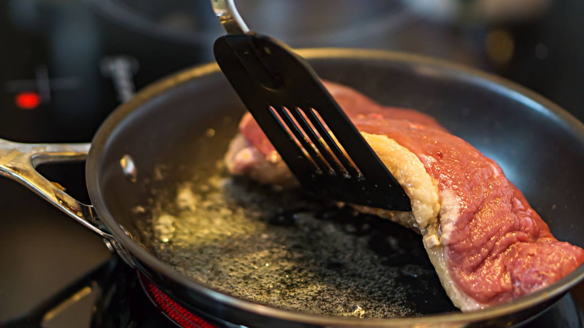 Por qué la carne suelta tanta agua en la sartén (y no tiene por qué ser un fraude)