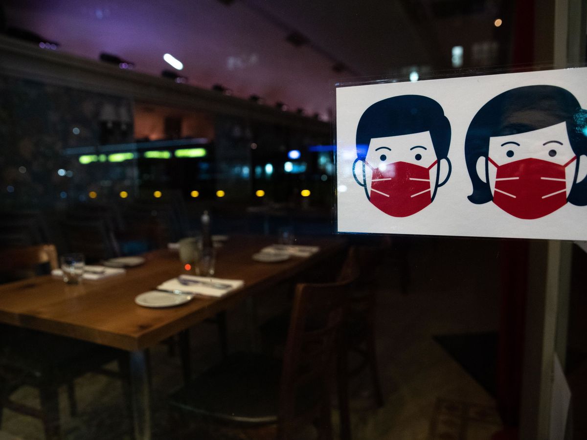 Foto: Un restaurante abierto con un cartel de mascarilla obligatoria en Berlín. (EFE)