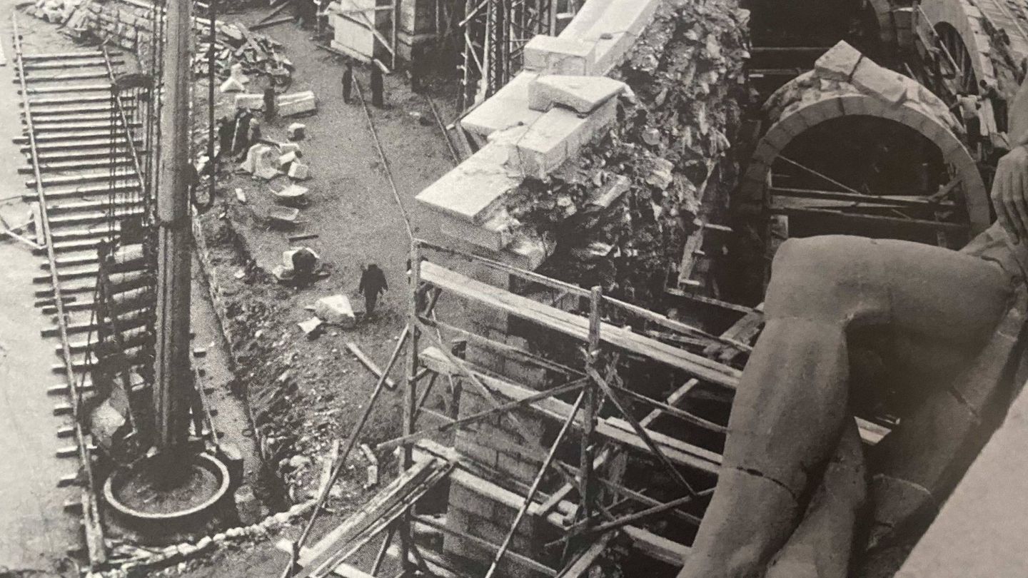 Una fotografía que muestra las obras de construcción de la piedad de la entrada a la basílica. (Fundación Abadía de la Santa Cruz)