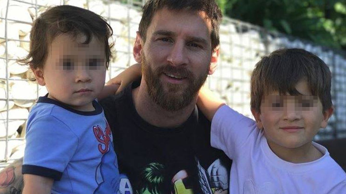 Messi posa junto a sus dos hijos Thiago y Mateo. (Redes)