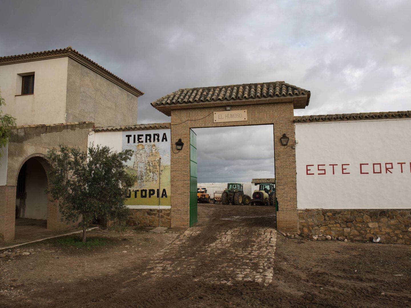 Puerta de acceso al cortijo El Humar, la gran victoria social de Marinaleda. (D.B.)