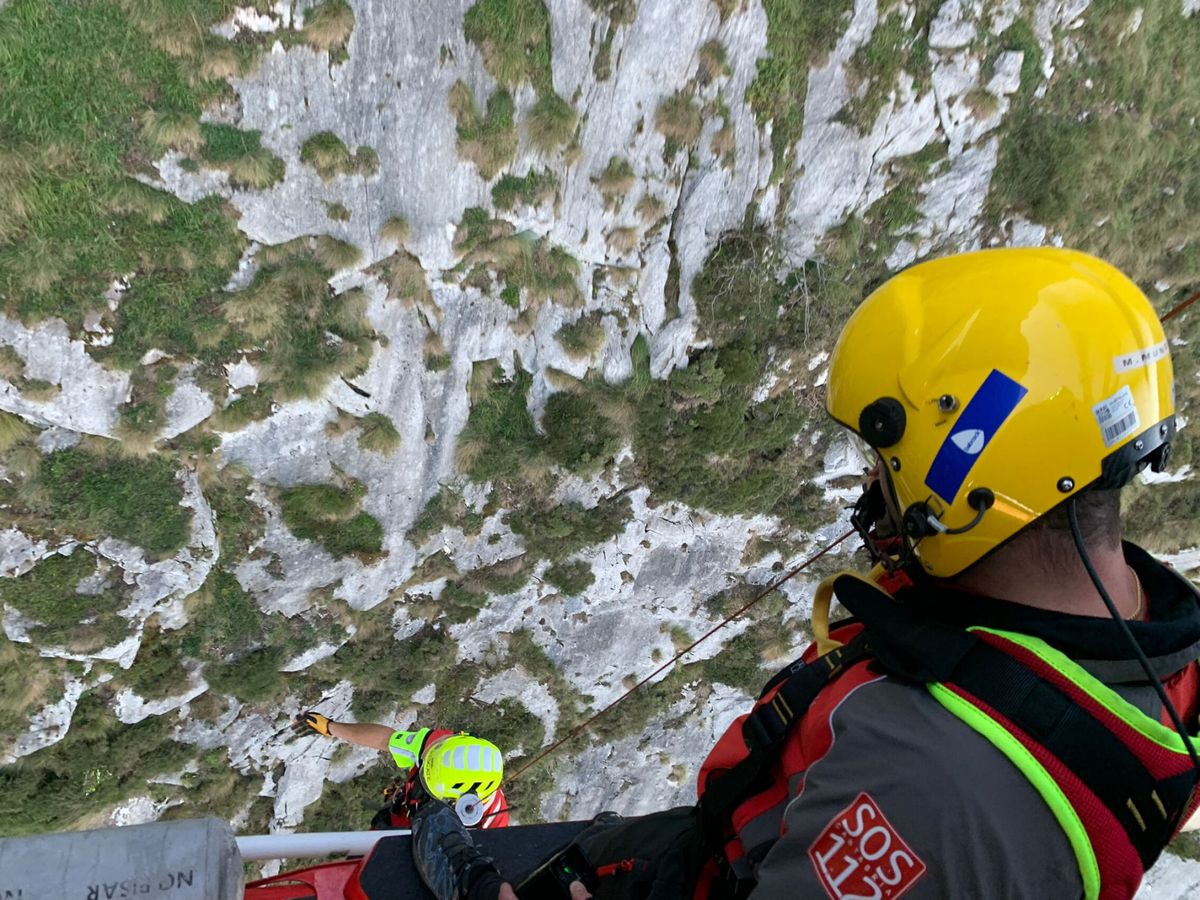 Foto: Imagen de archivo de un rescate en montaña. (EFE)