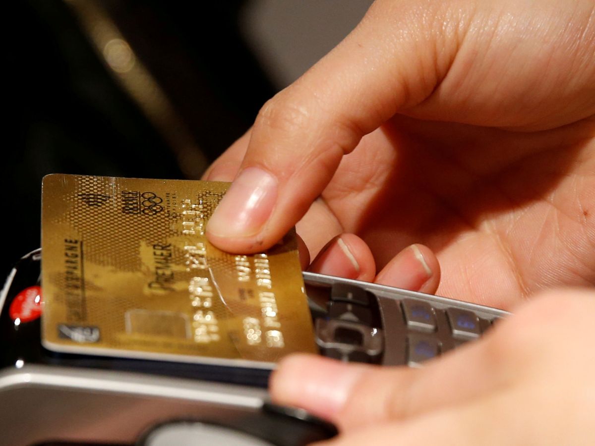 Foto: Cliente pagando con una tarjeta de crédito. (Reuters)