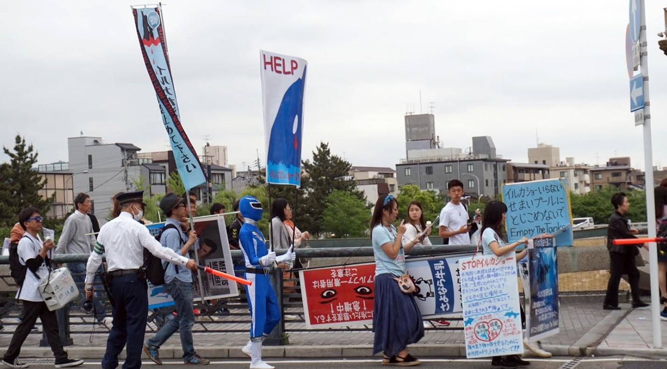 Protesta en Tokio encabezada por un hombre disfrazado de Power Ranger. (L. Garrido-Julve)