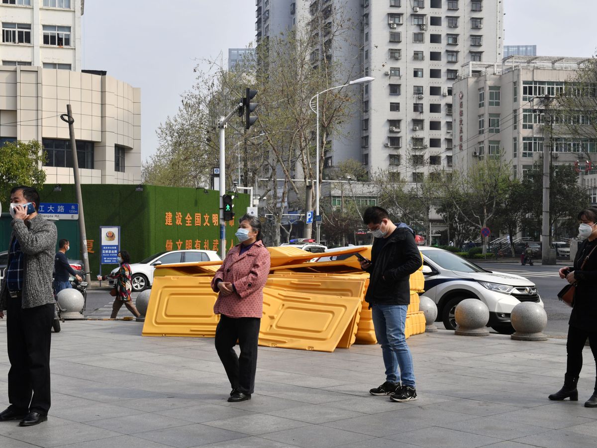 Foto: Transeúntes con mascarilla, en Wuhan. (Reuters)