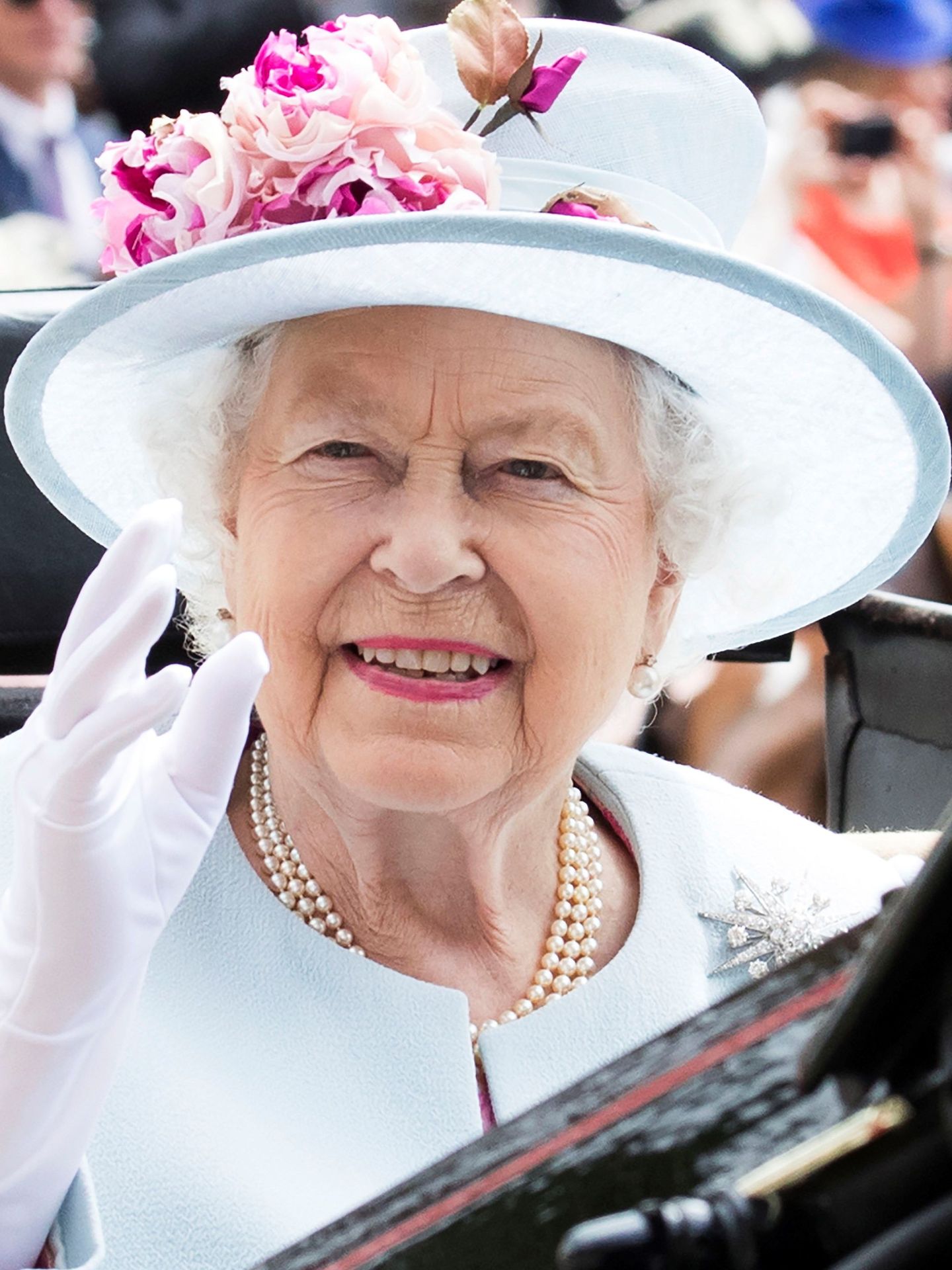  La reina Isabel II saluda a su llegada a las carretas de caballos del Royal Ascot en Ascot, al oeste de Londres.(EFE)