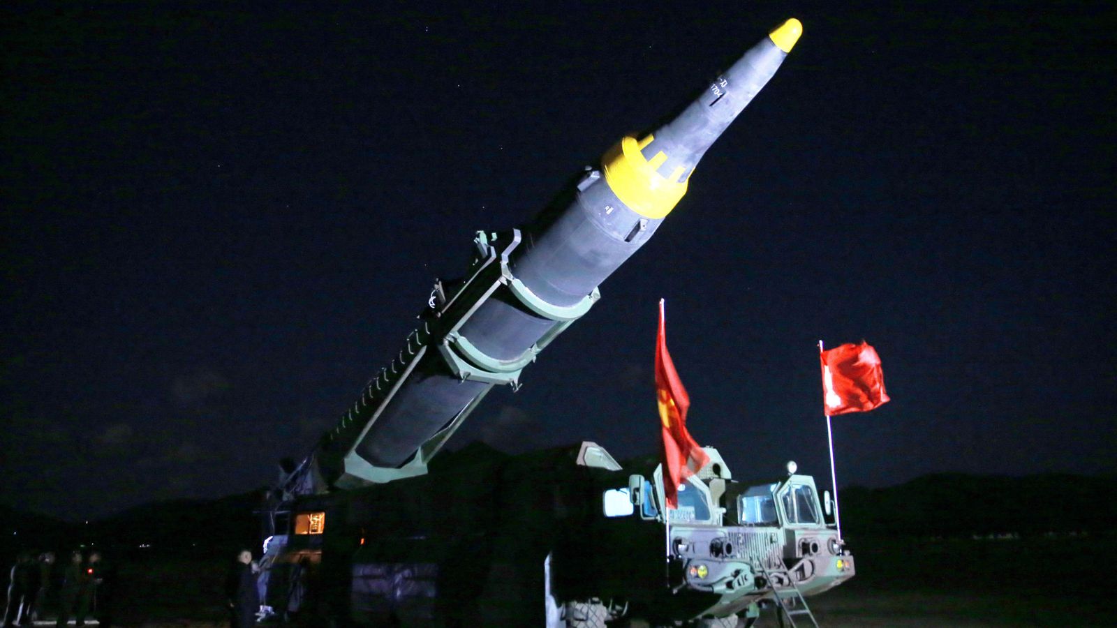 Foto: Kim Jong-un inspecciona el misil Hwasong-12 antes de la prueba. (Reuters)