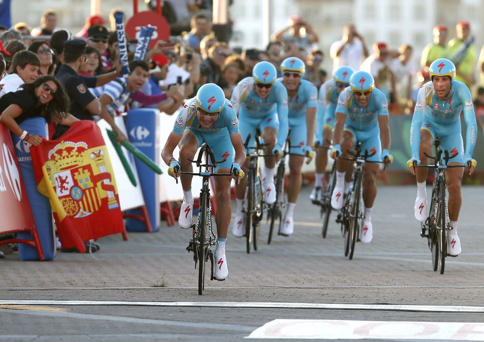 Foto: El equipo Astana llega al final de etapa (Efe).